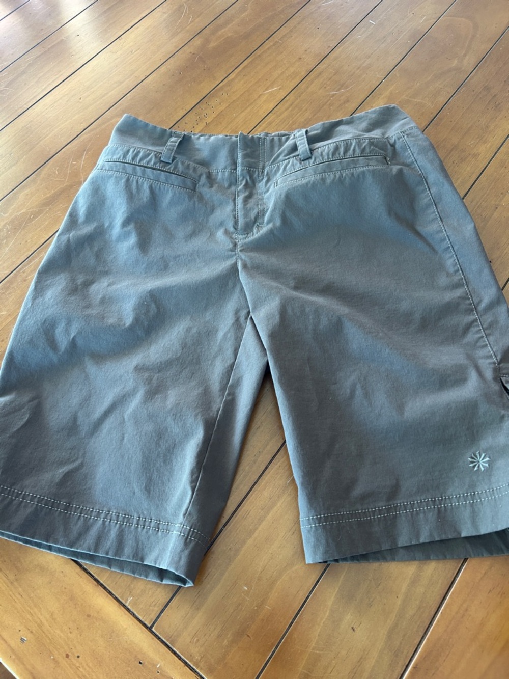 Athleta Olive Green Bermuda Shorts Size 6 – Excellent Condition